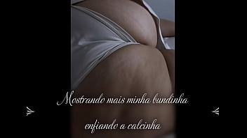 Travesti pelado com calcinha fio dental mostrando a saia curta