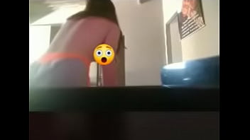 Novinha mostrando sua bunda nua