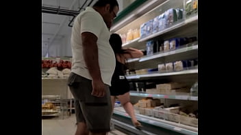 Corno filma a su esposa mostrando su culo al cliente del supermercado Luana Kazaki