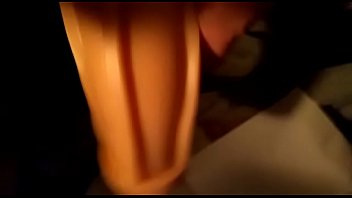 Homen se masturbando com vagina de silicone