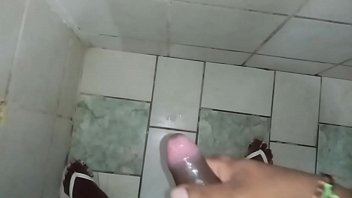 Batendo punheta en Banheiro Publico