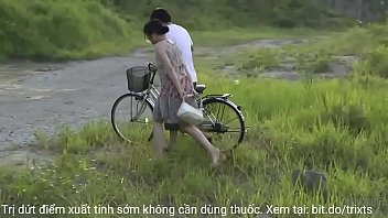 Nhìn trộm chị gái tắm