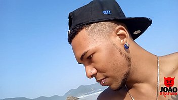 Mulher trasando com 2 homens na praia de Iracema