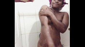 Chica africana con ducha y dedo ella misma, chorreando y gimiendo
