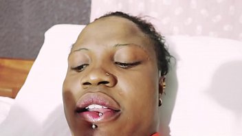 Chica africana con culo gordo se masturba y folla una gran polla