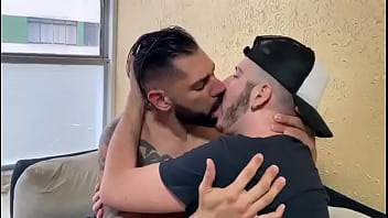 Beijo pegacao gay