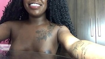 Negro de cuerpazo natural le encanta burlarse de sus pajilleros.