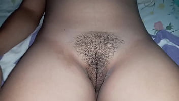 Mulher depilando a vagina