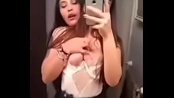 Lésbica mamando no peito da amiga