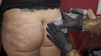 Mulheres fazendo tatuagem no cu