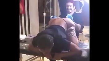 Anitta fazendo tatuagem no cu