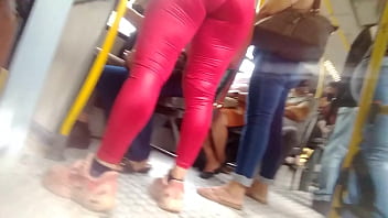 Bunda grande de calça apertada