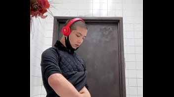 Gay novo no banheiro público