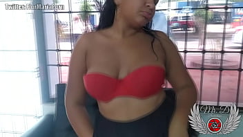 Masturbándome en la sala de la casa de mis padres en Valledupar con la puerta abierta, mientras me meto mis juguetes y me corro a chorros. Me encanta ser tan cachonda y sentirme deseada