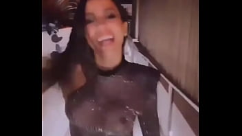 Anitta com blusa transparente