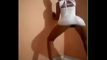 Dancando funk de mini saia mostrando calcinha na rua