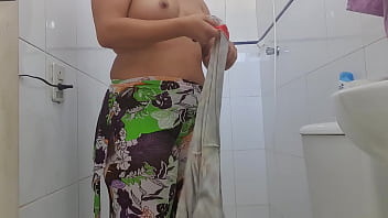 Primeira dama de arari posta vídeo íntimo tomando banho