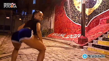 Irma gostosa dancando funk exibindo buxeta