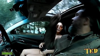Safyra Safi la chica nueva se desnuda en el coche durante el viaje