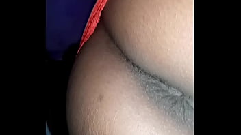 Novinha se masturbando com um pal de borracha