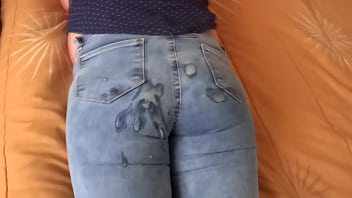Na calça jeans dela