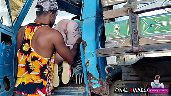 UN AMIGO Y YO COMPRAMOS UN CAMION FOLLANDO GOSTOSO CON EL VENDEDOR - COMPLETO EN ROJO - MARCIO BAIANO - ELIANE FURACAO Y LORANY EXOTICA