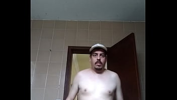 Homem ruivo pelado