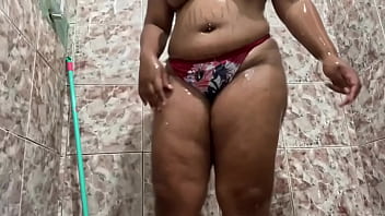 Pretinha tirando a calcinha e mostrando o rosto
