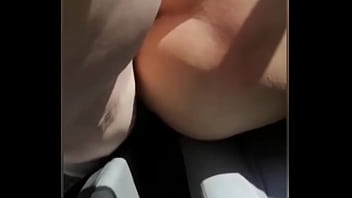 Mulher masturbando no carro