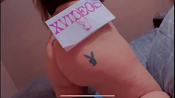 Loira com tatuagem da Playboy