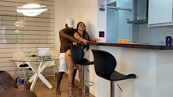Karen Oliver y Jefao follando y su sobrina merodeando y tocándose el coño. . haciendo de