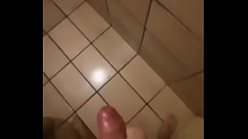 Porno caseiro com tiú no banheiro