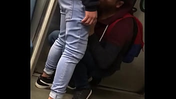 Encoxando gay no metro