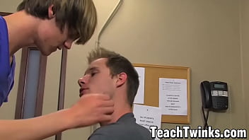 Professor gay com  o aluno