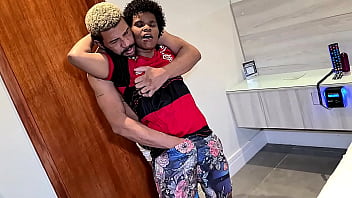 Homem transando com homem e mulher ao mesmo tempo