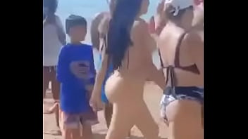 Femmes nues a la plage