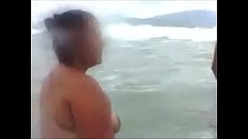 Casal na praia de nudismo