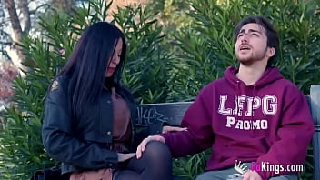 CAZA DE PICHONES para la MILF divorciada!! Lamiendo pollas en el parque