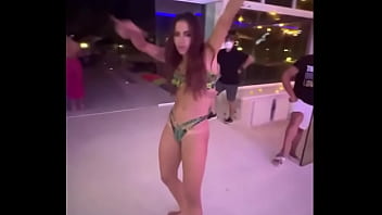 Mulher de biquíni dançando funk