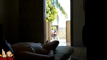 Esposa toma un baño de sol y muestra su cuerpo desnudo al repartidor