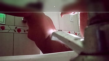 Mulher de corno no banheiro