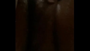 Pipokinha mostrando piercing na xereca