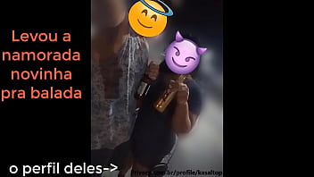 Casal lesbico na balada