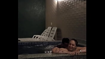 Sexo com a namorada do rabão dentro da banheira