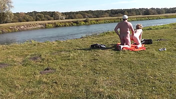 Nackte frau am fkk strand