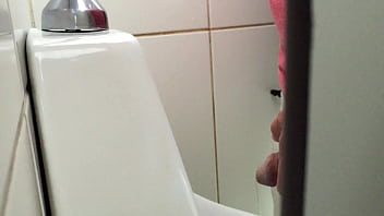Homem mijando banheiro