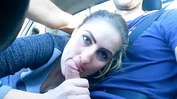 Chupando buceta da amiga no carro