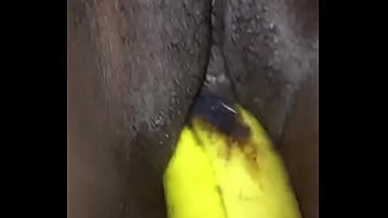 Mulher se masturbando com banana