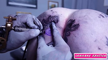 Vídeo mulher fazendo tatuagem na peca