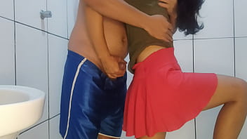 Follando a la señora de la limpieza en el baño